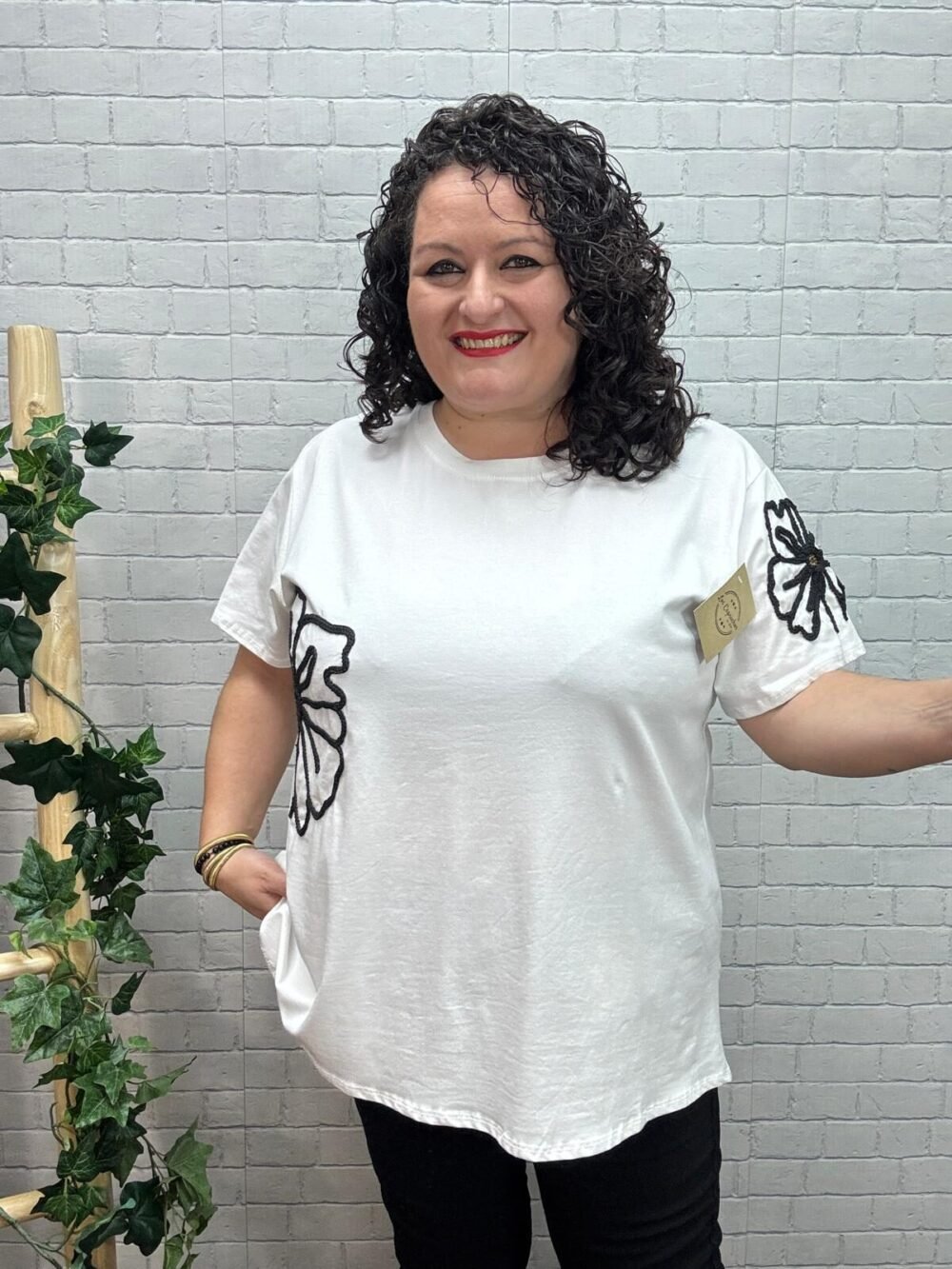 Camiseta Babett T-44/54 con Flor Bordada - Imagen 4