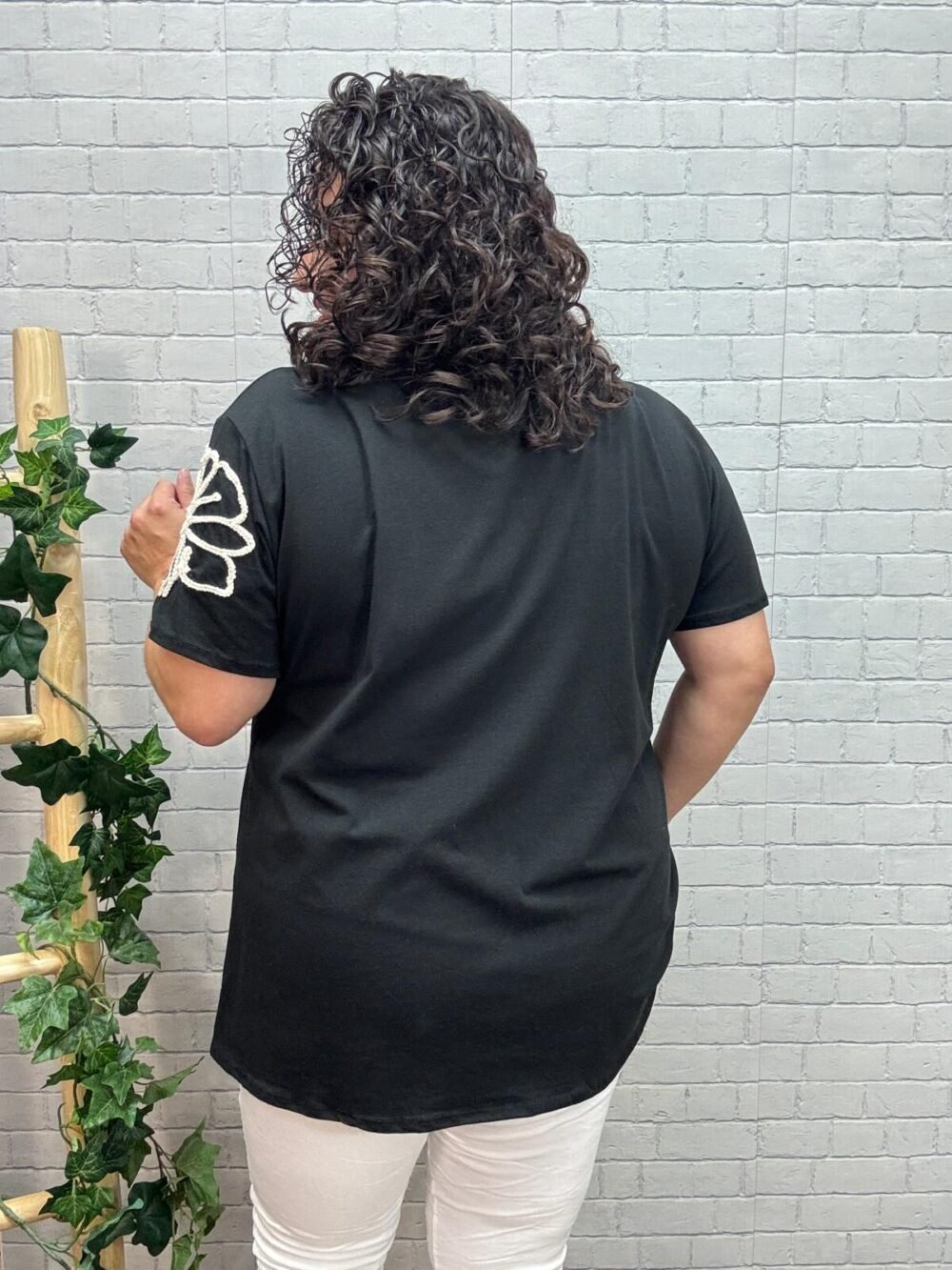 Camiseta Babett T-44/54 con Flor Bordada - Imagen 3