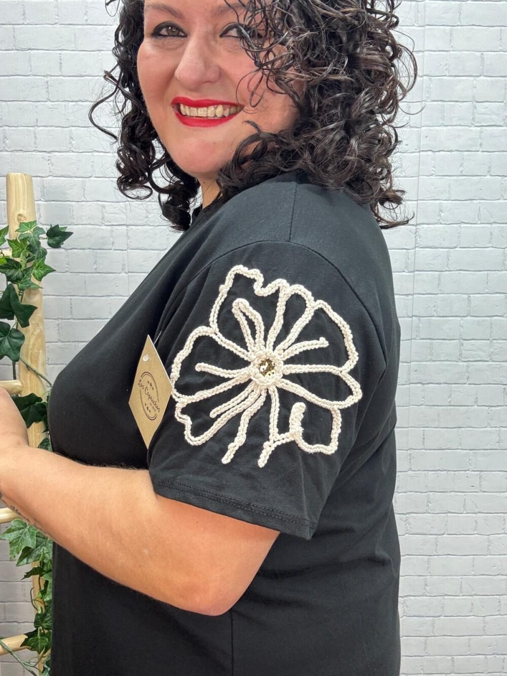 Camiseta Babett T-44/54 con Flor Bordada - Imagen 2