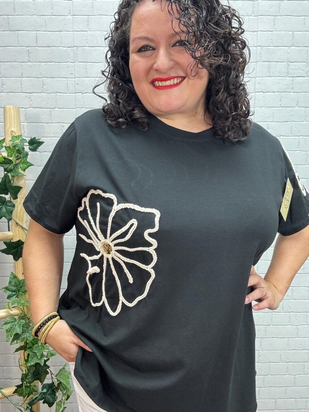 Camiseta Babett T-44/54 con Flor Bordada