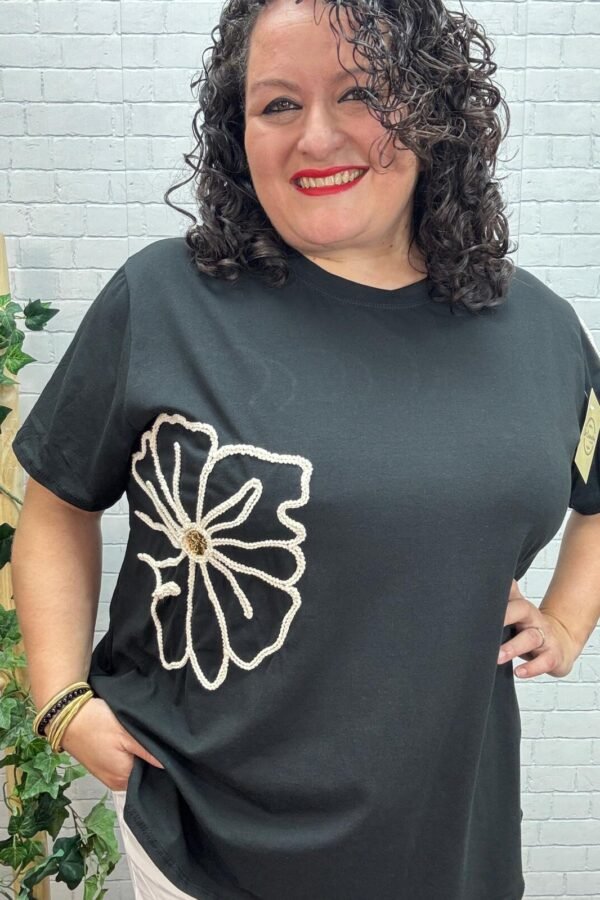 Camiseta Babett T-44/54 con Flor Bordada