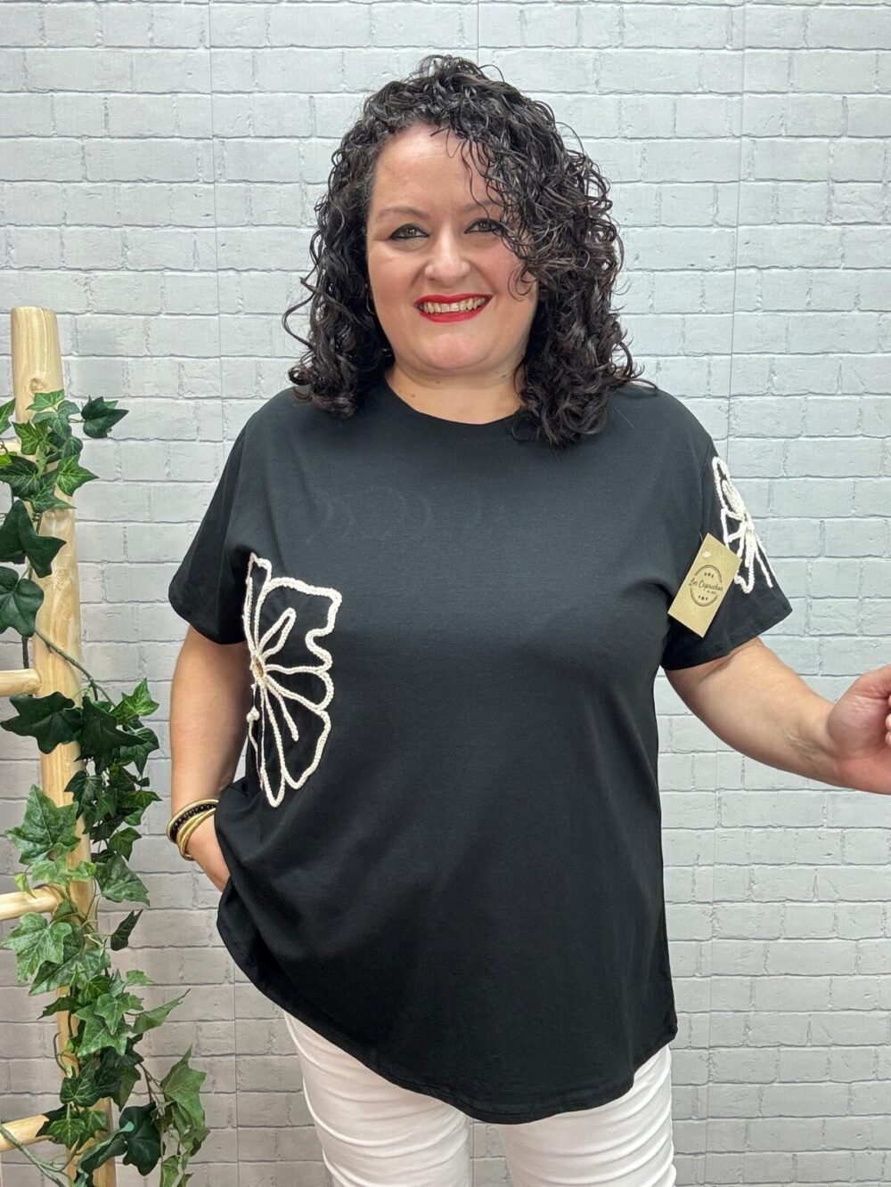 Camiseta Babett T-44/54 con Flor Bordada - Imagen 6