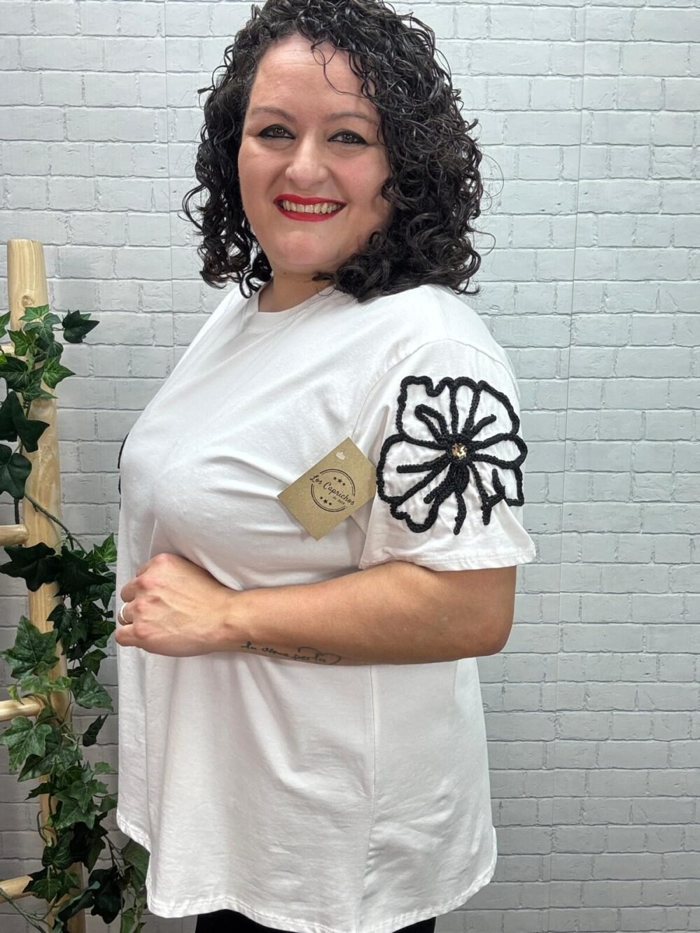 Camiseta Babett T-44/54 con Flor Bordada - Imagen 5