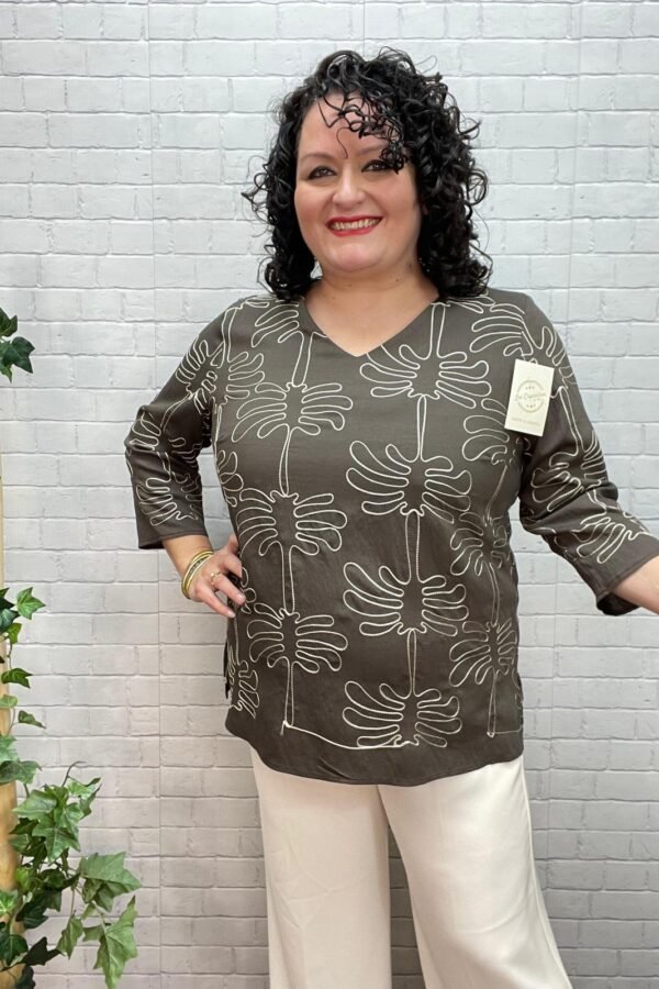 Blusa Bordada Chocolate T-44/50 Estampado en Relieve