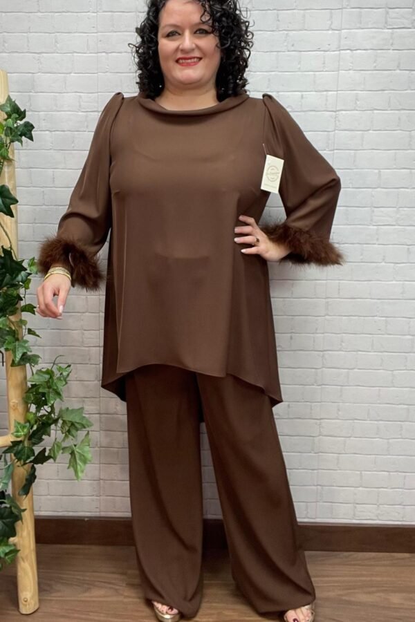 Conjunto Yamila Chocolate T-42/54 Con Plumas