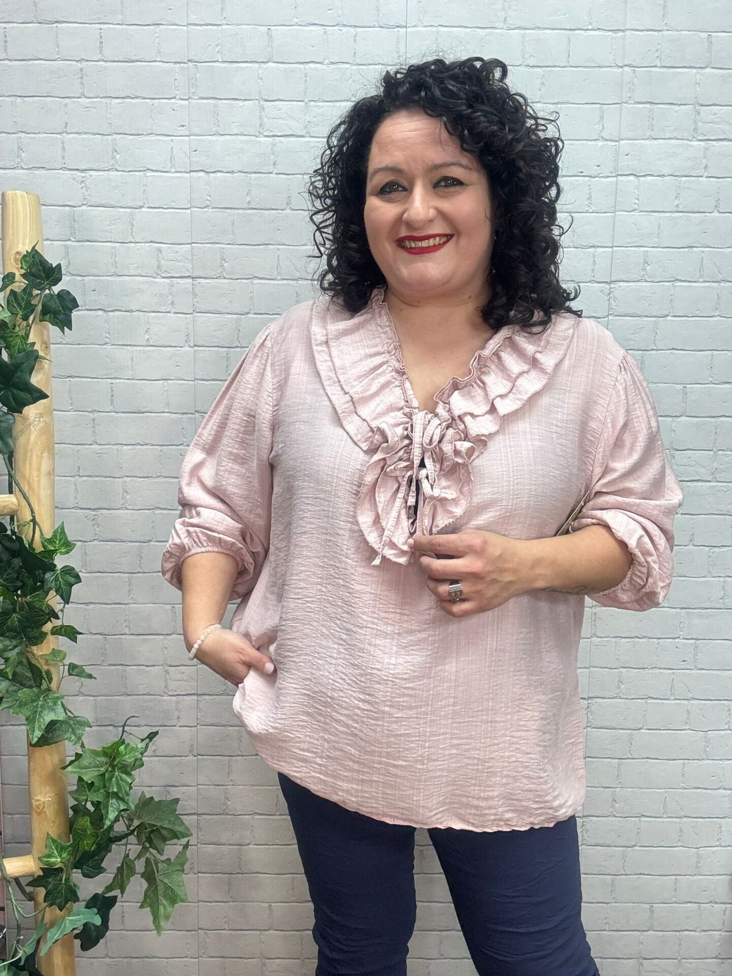 Blusa Maya Rosa T-50/54 Con Volantes - Imagen 3