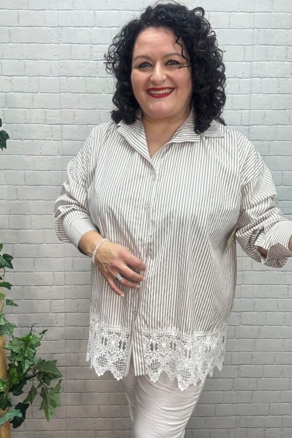 Camisa Dalia Beige T-50/56 Con Puntilla