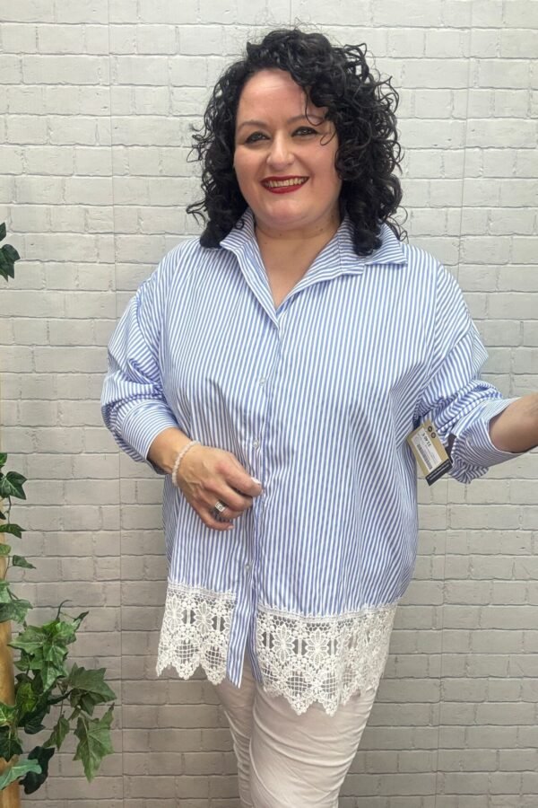 Camisa Dalia Celeste T-50/56 Con Puntilla